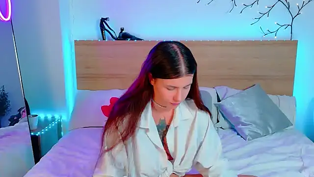 Bella Davis love online show from 10/30/25, 09:37