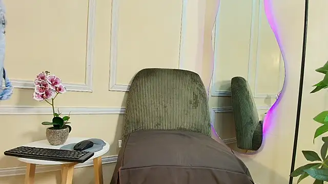 keila hott20 online show from 10/11/25, 12:36