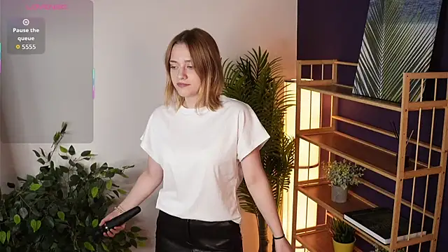 HollieCollelo online show from 09/17/25, 03:08