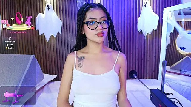 AlanaWalker9 online show from 10/17/25, 03:42