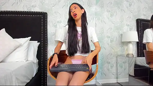 Snapshot of Kendal_Foxxx chatting on 10/27/25, 12:04 Kendal Foxxx online show from 10/27/25, 12:04