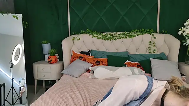 Beverly Gomes online show from 10/31/25, 10:49