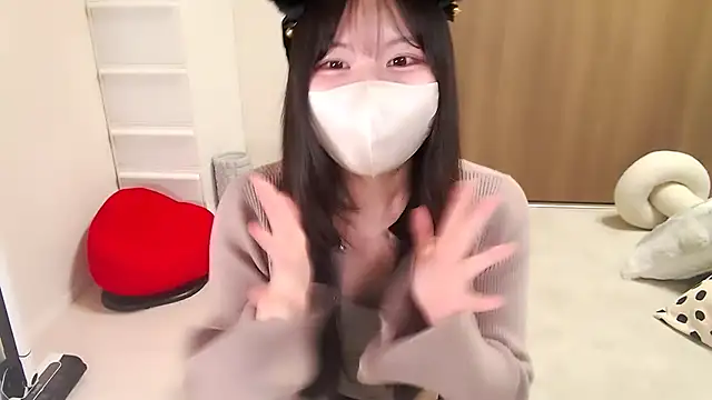 Snapshot of moka-neko chatting on 10/15/25, 11:43 moka-neko online show from 10/15/25, 11:43