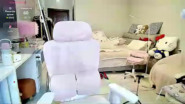 Snapshot of Diva_VVN chatting on 10/21/25, 12:11 Diva VVN online show from 10/21/25, 12:11