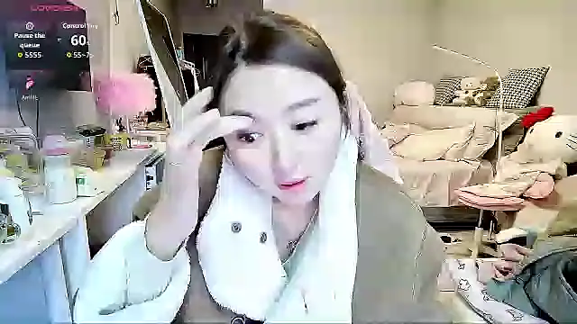 Snapshot of Diva_VVN chatting on 10/22/25, 11:59 Diva VVN online show from 10/22/25, 11:59