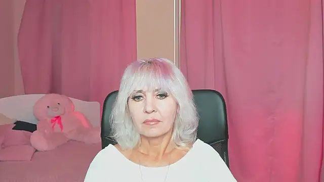Snapshot of MissVall chatting on 09/18/25, 03:58 MissVall online show from 09/18/25, 03:58