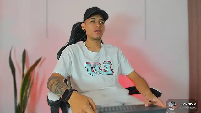 Nickyblazze  online show from 10/22/25, 12:49