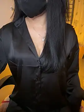 Snapshot of Ngoc_Quynh_18 chatting on 10/20/25, 03:45 Ngoc Quynh 18 online show from 10/20/25, 03:45
