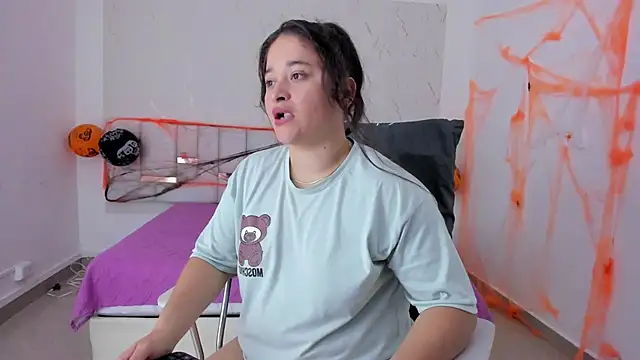 aradia kiss online show from 10/20/25, 07:47