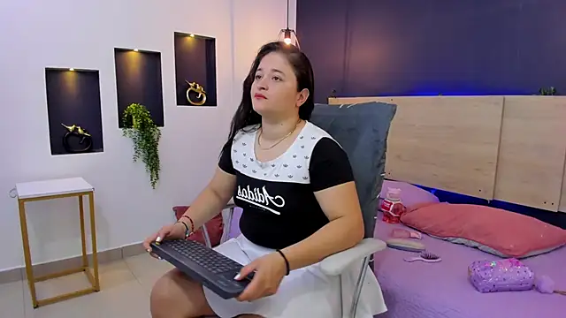 aradia kiss online show from 11/02/25, 12:40