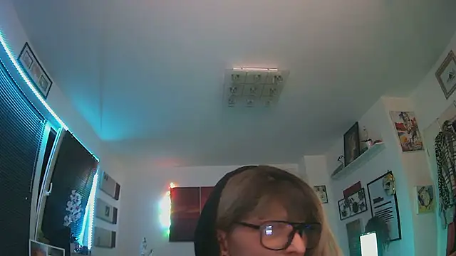 Snapshot of hellgirl1980 chatting on 10/19/25, 07:58 hellgirl1980 online show from 10/19/25, 07:58