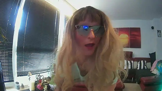 Snapshot of hellgirl1980 chatting on 10/20/25, 10:38 hellgirl1980 online show from 10/20/25, 10:38