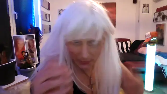 Snapshot of hellgirl1980 chatting on 10/31/25, 02:12 hellgirl1980 online show from 10/31/25, 02:12