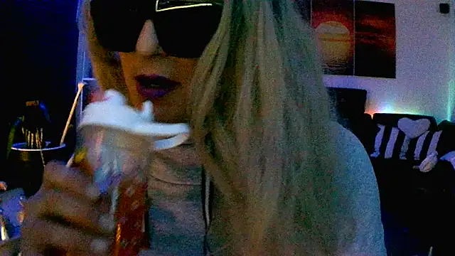 Snapshot of hellgirl1980 chatting on 11/04/25, 09:47 hellgirl1980 online show from 11/04/25, 09:47