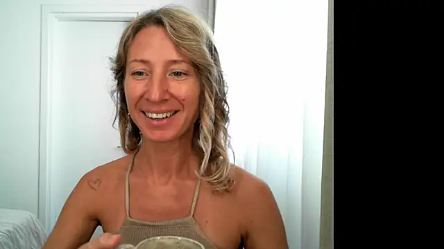 Snapshot of Paevoa chatting on 10/17/25, 07:22 Paevoa online show from 10/17/25, 07:22