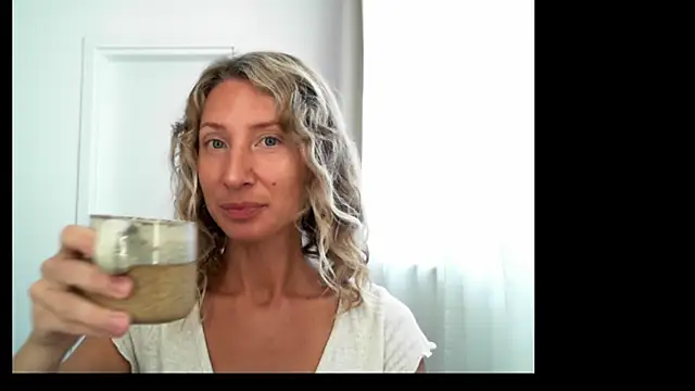 Snapshot of Paevoa chatting on 10/27/25, 08:07 Paevoa online show from 10/27/25, 08:07