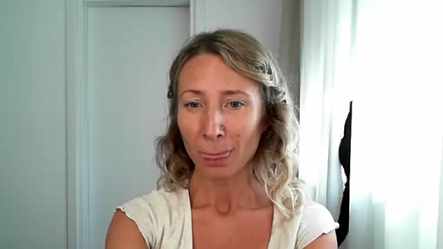 Snapshot of Paevoa chatting on 11/13/25, 09:19 Paevoa online show from 11/13/25, 09:19