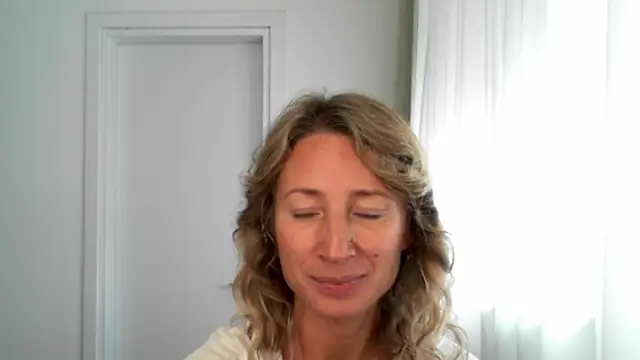 Snapshot of Paevoa chatting on 11/14/25, 09:52 Paevoa online show from 11/14/25, 09:52