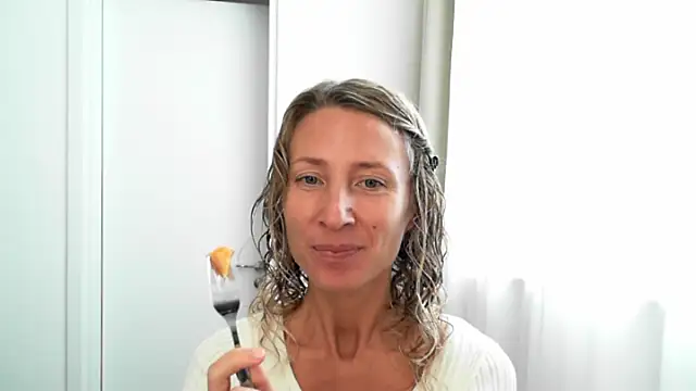 Snapshot of Paevoa chatting on 11/18/25, 09:58 Paevoa online show from 11/18/25, 09:58