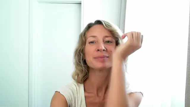 Snapshot of Paevoa chatting on 11/19/25, 10:04 Paevoa online show from 11/19/25, 10:04