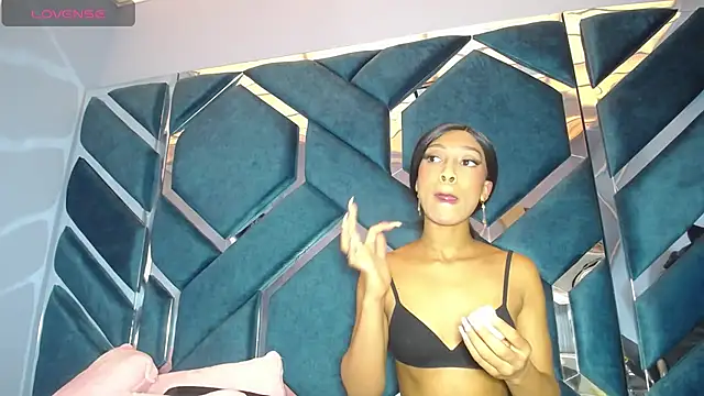 Lea Sweetly online show from 11/04/25, 01:21