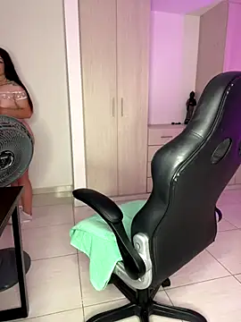 Snapshot of SofiaLust_Eup chatting on 11/17/25, 03:45 SofiaLust Eup online show from 11/17/25, 03:45