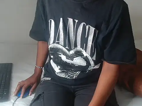 Snapshot of AshleyT255 chatting on 10/16/25, 01:01 AshleyT255 online show from 10/16/25, 01:01