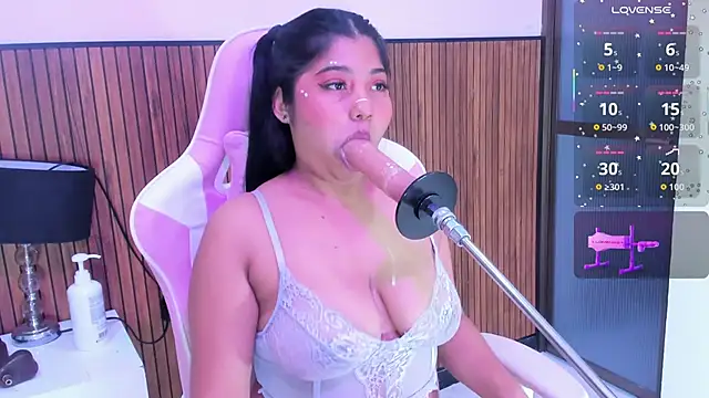 Snapshot of mysticlatina1 chatting on 11/04/25, 12:04 mysticlatina1 online show from 11/04/25, 12:04