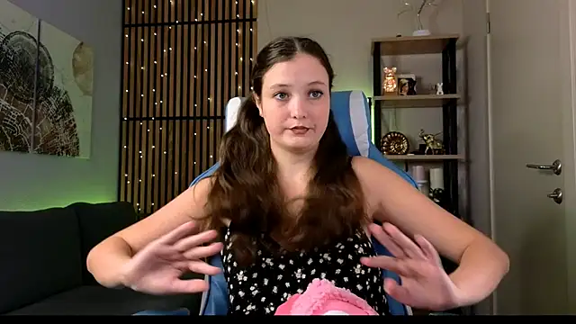 Snapshot of Angel_Lilly chatting on 09/19/25, 08:38 Angel Lilly online show from 09/19/25, 08:38