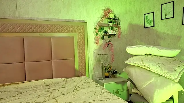 Snapshot of RobinBennett chatting on 10/15/25, 12:16 RobinBennett online show from 10/15/25, 12:16