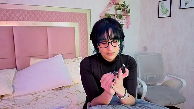 Snapshot of RobinBennett chatting on 10/18/25, 01:56 RobinBennett online show from 10/18/25, 01:56