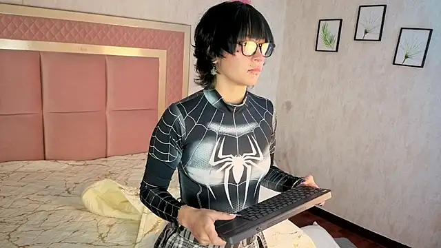 Snapshot of RobinBennett chatting on 11/17/25, 12:22 RobinBennett online show from 11/17/25, 12:22