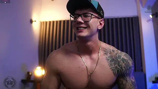 Snapshot of Thomas_Falcon chatting on 10/18/25, 01:52 Thomas Falcon online show from 10/18/25, 01:52