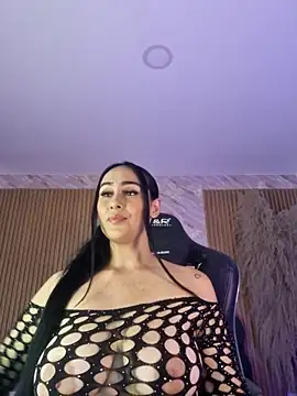 Snapshot of ashly_moonn chatting on 10/27/25, 06:56 ashly moonn online show from 10/27/25, 06:56