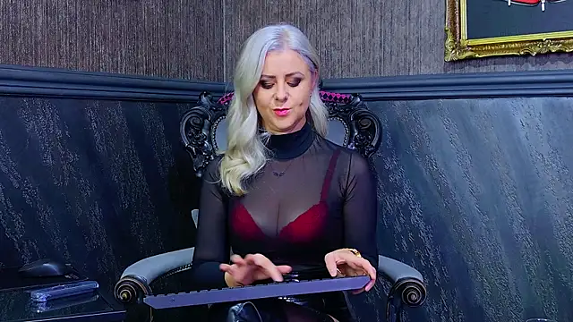 Snapshot of TiffanySia chatting on 10/24/25, 04:31 TiffanySia online show from 10/24/25, 04:31