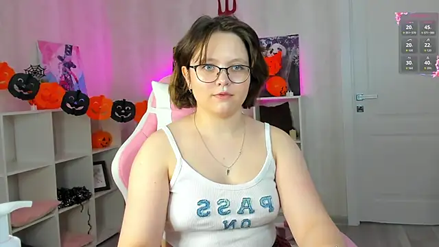 Snapshot of Mila__Cutee chatting on 11/04/25, 09:19 Mila Cutee online show from 11/04/25, 09:19