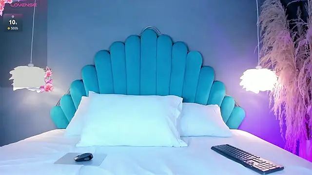 LunaBloomn online show from 10/11/25, 05:33