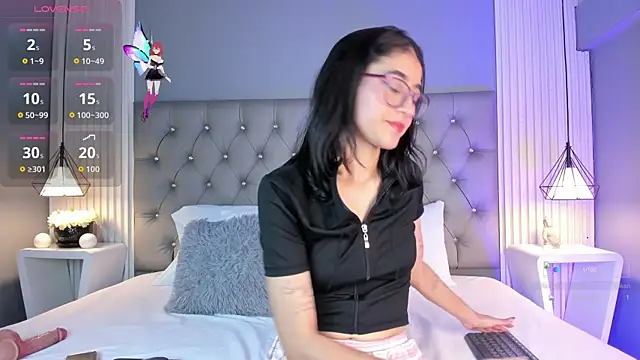 LunaBloomn online show from 11/04/25, 05:23