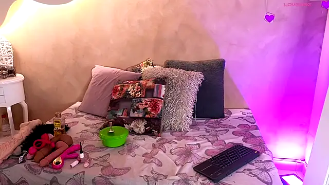 Kloee 12 online show from 10/16/25, 12:17