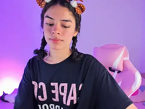 Snapshot of maddy_parker__ chatting on 11/12/25, 09:03 maddy parker online show from 11/12/25, 09:03