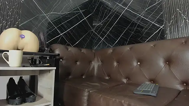 Snapshot of mistress_angell_ chatting on 10/17/25, 01:20 mistress angell online show from 10/17/25, 01:20