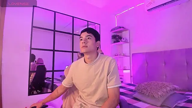 Snapshot of SandroVeyra chatting on 10/16/25, 03:18 SandroVeyra online show from 10/16/25, 03:18