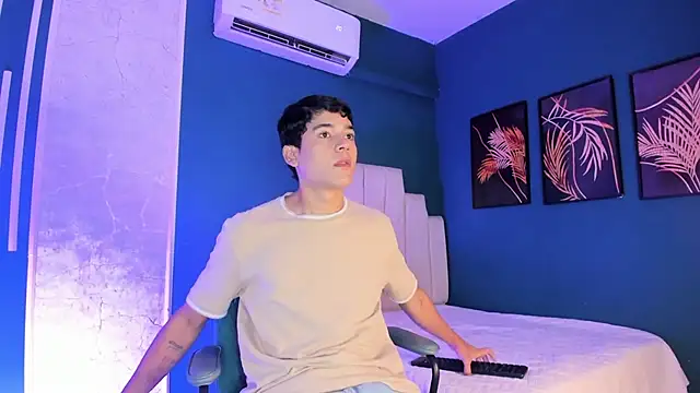 Snapshot of SandroVeyra chatting on 10/21/25, 12:44 SandroVeyra online show from 10/21/25, 12:44