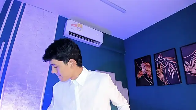 Snapshot of SandroVeyra chatting on 10/22/25, 02:23 SandroVeyra online show from 10/22/25, 02:23