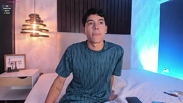 Snapshot of SandroVeyra chatting on 10/26/25, 03:34 SandroVeyra online show from 10/26/25, 03:34