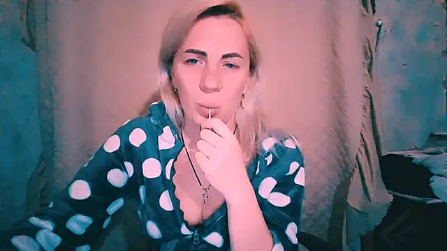 EmmaCat  online show from 10/30/25, 07:47