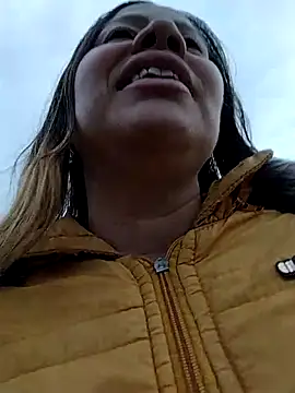 LaraCaliente online show from 10/17/25, 09:28