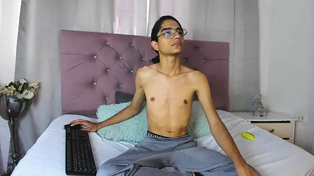 Snapshot of EthanBlackwoodd chatting on 10/16/25, 07:59 EthanBlackwoodd online show from 10/16/25, 07:59