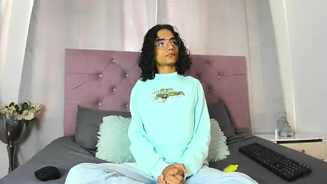 Snapshot of EthanBlackwoodd chatting on 10/17/25, 07:49 EthanBlackwoodd online show from 10/17/25, 07:49