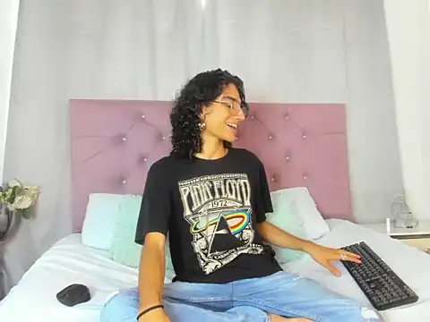 Snapshot of EthanBlackwoodd chatting on 10/21/25, 07:47 EthanBlackwoodd online show from 10/21/25, 07:47